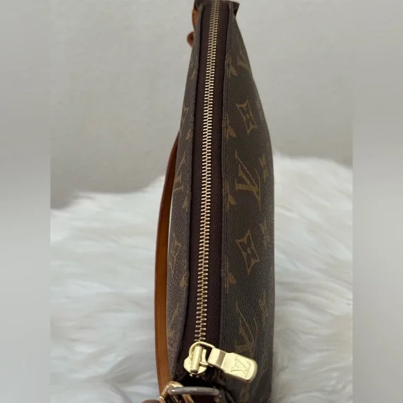 LOUIS VUITTON Monogram Pochette Accessories - Picture 7 of 10